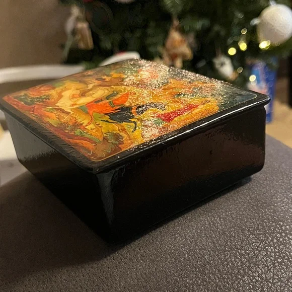 Hand-Painted Russian Lacquer Box | Folk Art Trinket Box | Soviet Era - Picture 4 of 4